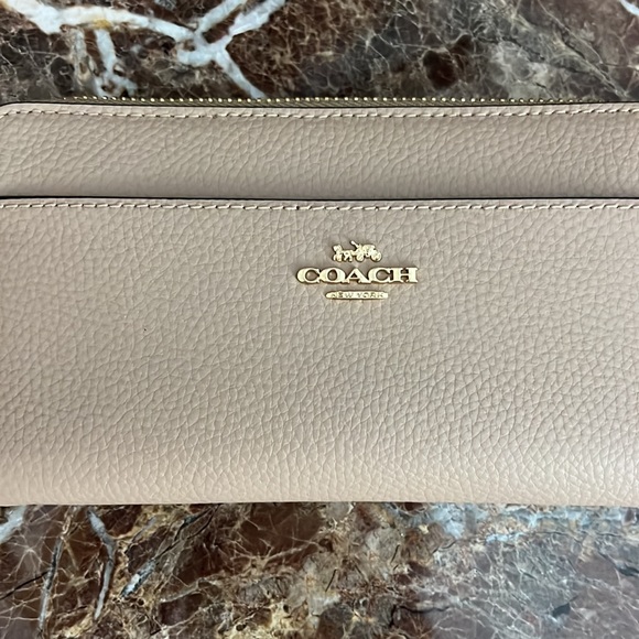 NWT Hard to find color Coach Accordion Zip Wallet with Wristlet strap - Picture 2 of 9